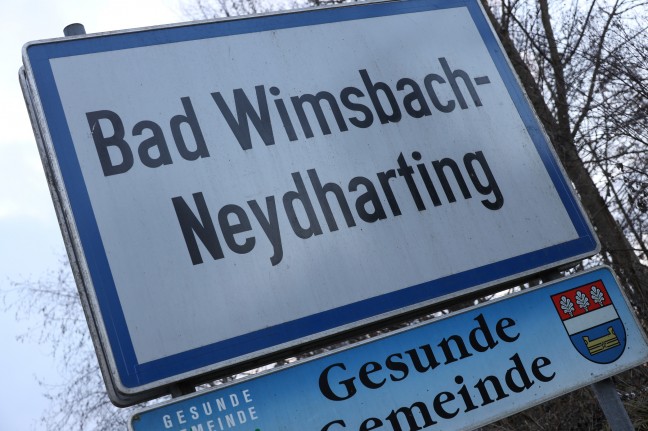 Feuerwehr musste in Bad Wimsbach-Neydharting Bestatter nach Todesfall Weg durch Wohnhaus freiräumen