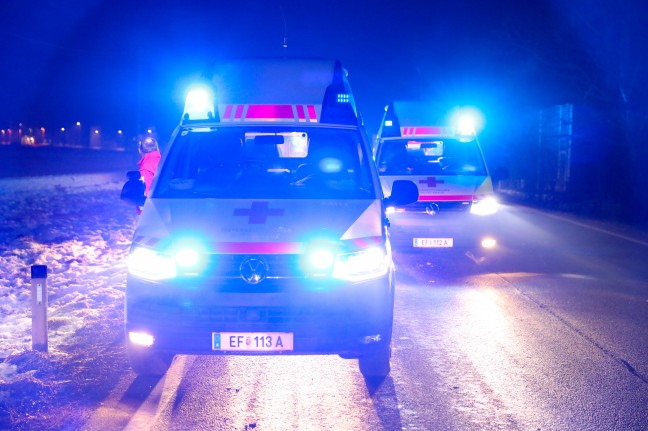 Auto-Mehrfachüberschlag auf Eferdinger Straße bei Alkoven fordert zwei teils Schwerverletzte