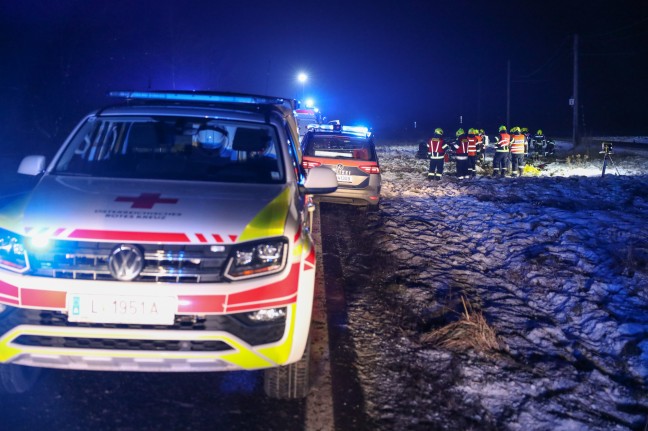 Auto-Mehrfachüberschlag auf Eferdinger Straße bei Alkoven fordert zwei teils Schwerverletzte