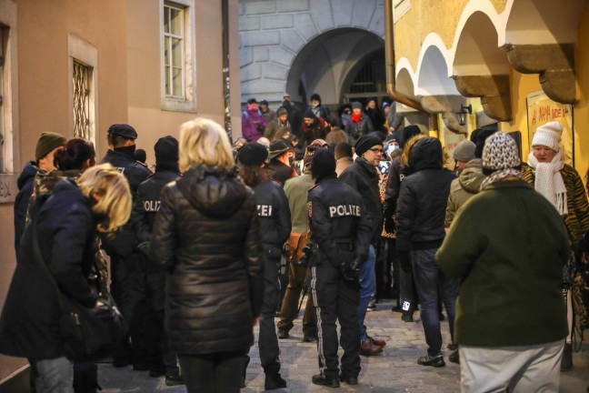 Lokalbetreiberin in Linz-Innere Stadt sperrt trotz Lockdown wieder auf - Großeinsatz der Polizei