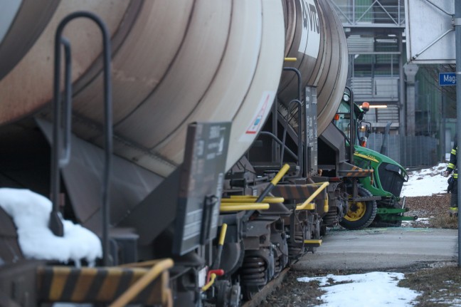 Traktor auf Bahnübergang in Laakirchen mit Güterzug kollidiert
