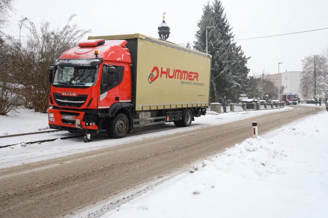 Kollision zwischen PKW und LKW auf Schneefahrbahn in Wallern an der Trattnach