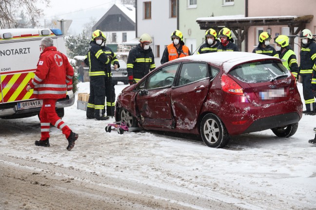 Kollision zwischen PKW und LKW auf Schneefahrbahn in Wallern an der Trattnach