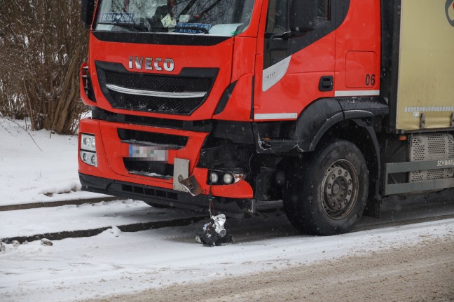 Kollision zwischen PKW und LKW auf Schneefahrbahn in Wallern an der Trattnach