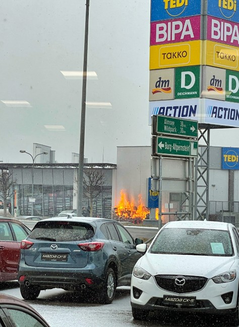 Brand von Kartonagen bei Geschäftslokal in Micheldorf in Oberösterreich führt zu Feuerwehreinsatz