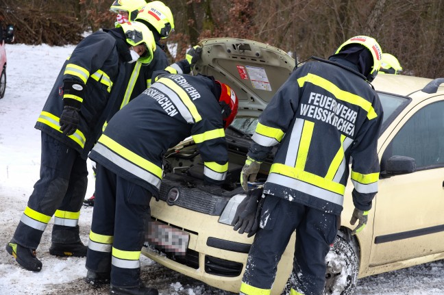 Schneeverwehung: PKW-Lenkerin bei Weißkirchen an der Traun mit Auto im Straßengraben gelandet
