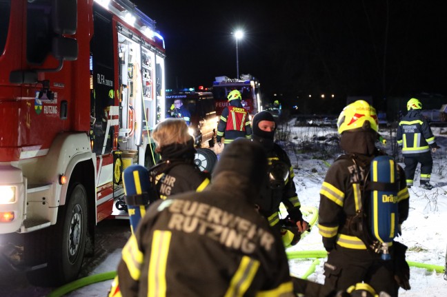 Drei Feuerwehren bei Kellerbrand in Hörsching im Einsatz