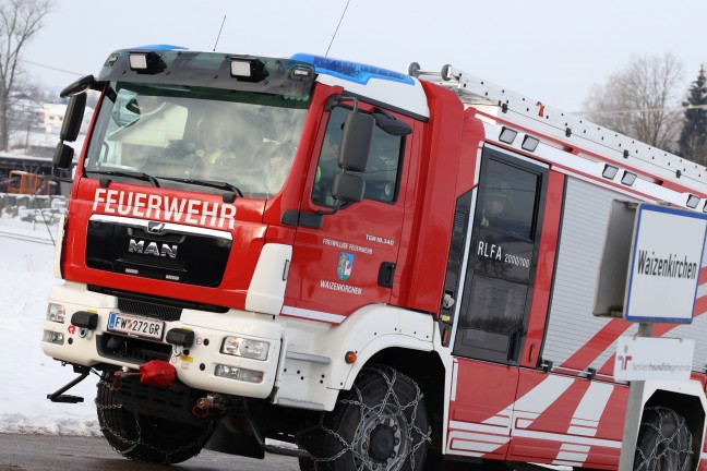 Autolenker bei Kollision mit Regionalzug auf Bahnübergang in Waizenkirchen leicht verletzt