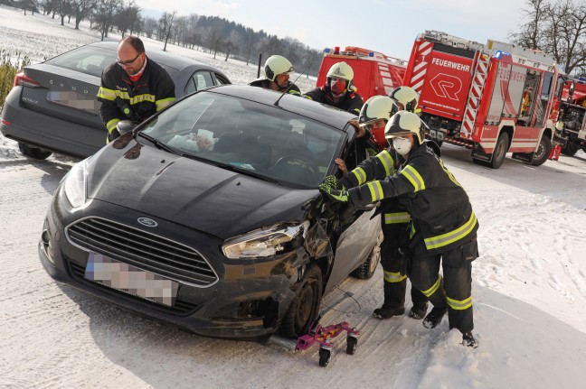 Kollision zweier Autos in schneeglatter Kurve in Laakirchen