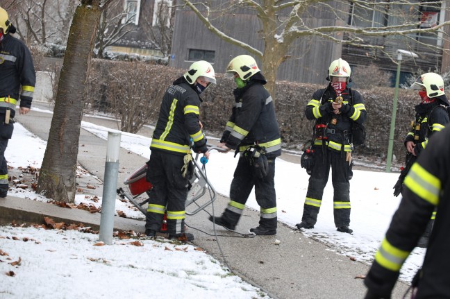 Längere Ursachenforschung für Gasgeruch im Keller eines Mehrparteienwohnhauses in Wels-Lichtenegg