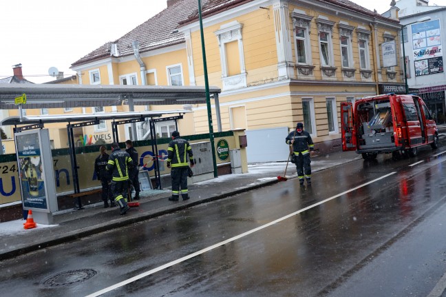 Glasbruch bei Bushaltestelle in Wels-Neustadt sorgt für einen Einsatz der Feuerwehr
