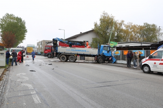 Drei Verletzte bei Verkehrsunfall mit Geldtransporter im Welser Industriegebiet