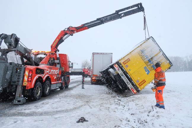 Winterliche Straßenverhältnisse: LKW-Anhänger auf Voralpenstraße bei Sattledt umgestürzt