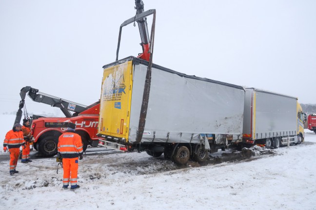 Winterliche Straenverhltnisse: LKW-Anhnger auf Voralpenstrae bei Sattledt umgestrzt