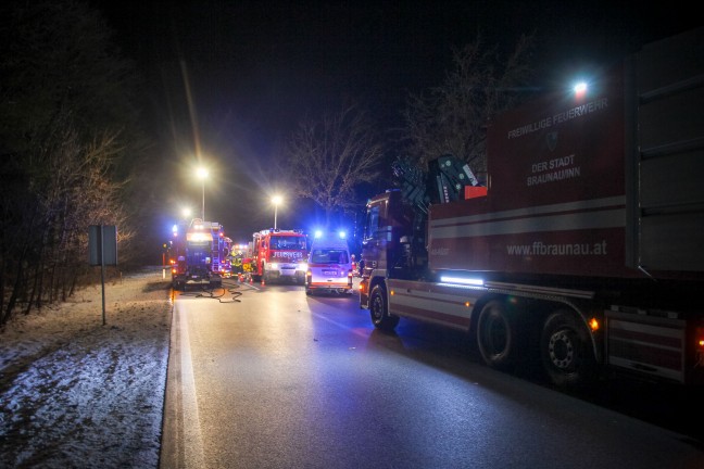 Langwierige Rettung eines eingeklemmten Lenkers nach Verkehrsunfall in Braunau am Inn