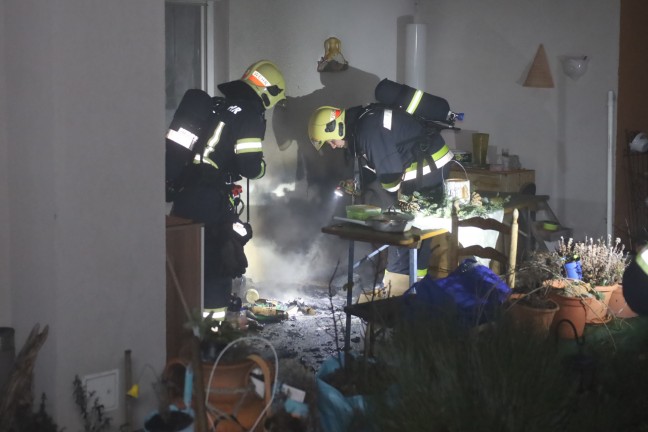 Balkonbrand in einem Mehrparteienwohnhaus in Wels-Neustadt sorgt für nächtlichen Einsatz