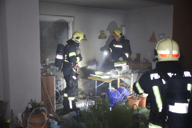 Balkonbrand in einem Mehrparteienwohnhaus in Wels-Neustadt sorgt für nächtlichen Einsatz