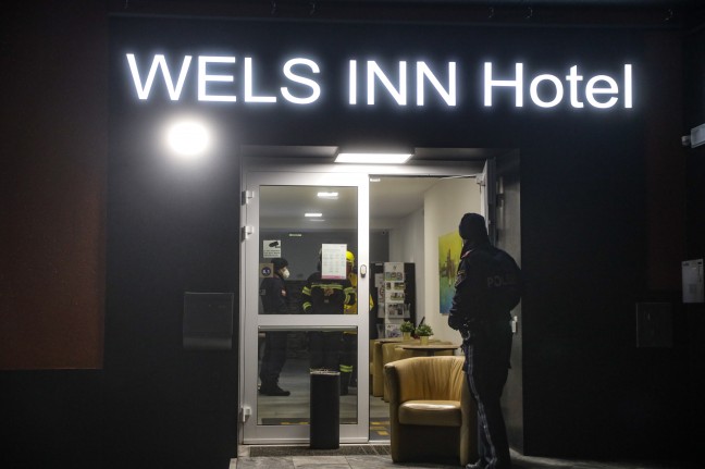 Einsatzkräfte zu vorerst unklarem Alarm bei einem Hotel in Wels-Pernau alarmiert