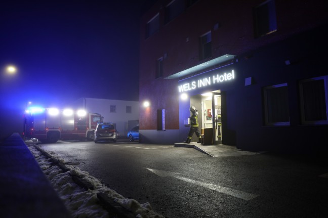 Einsatzkräfte zu vorerst unklarem Alarm bei einem Hotel in Wels-Pernau alarmiert