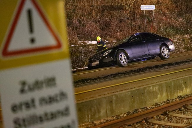 "Alkofahrt auf Gleis 3": PKW steckte im Bahnhof Kremsmünster zwischen Bahnsteig und Schienen fest
