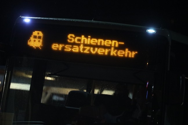 "Alkofahrt auf Gleis 3": PKW steckte im Bahnhof Kremsmünster zwischen Bahnsteig und Schienen fest