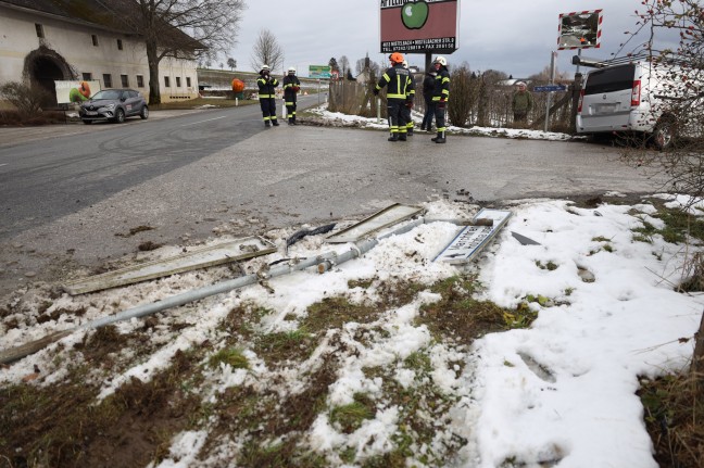 Auto bei Verkehrsunfall in Buchkirchen im Zaun eines Obstgartens gelandet