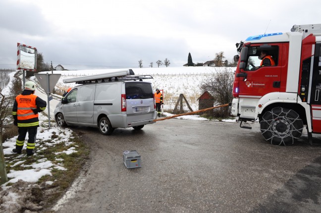 Auto bei Verkehrsunfall in Buchkirchen im Zaun eines Obstgartens gelandet