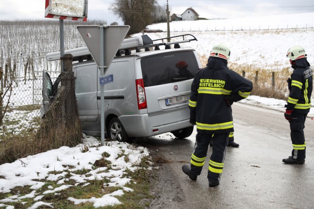 Auto bei Verkehrsunfall in Buchkirchen im Zaun eines Obstgartens gelandet