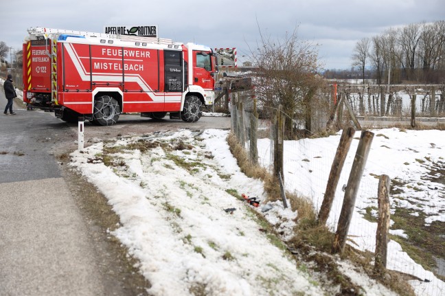 Auto bei Verkehrsunfall in Buchkirchen im Zaun eines Obstgartens gelandet