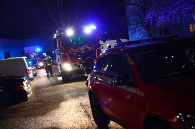 Einsatzkräfte beendeten Grillabend vor Mehrparteienwohnhaus in Wels-Pernau nach gemeldetem Brand