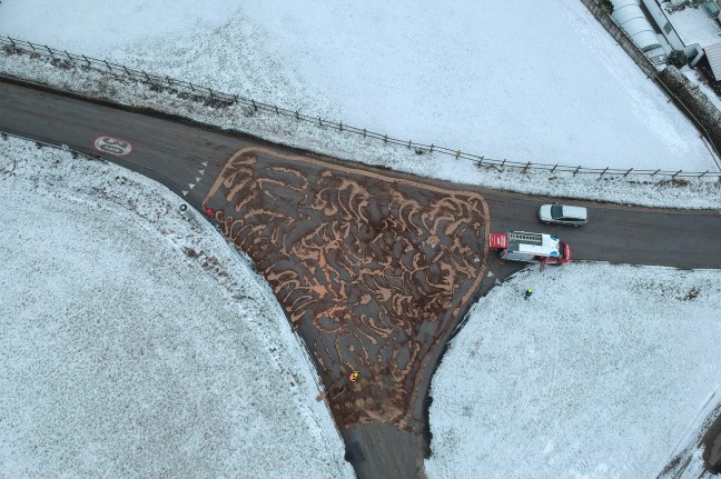 Defekter Schneepflug zog Ölspur durch zahlreiche Straßen in Marchtrenk