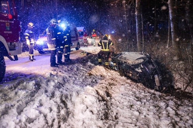 Auto im Bach: Mutter und Kinder überstehen Unfall auf schneeglatter Straße in Pettenbach fast unverletzt