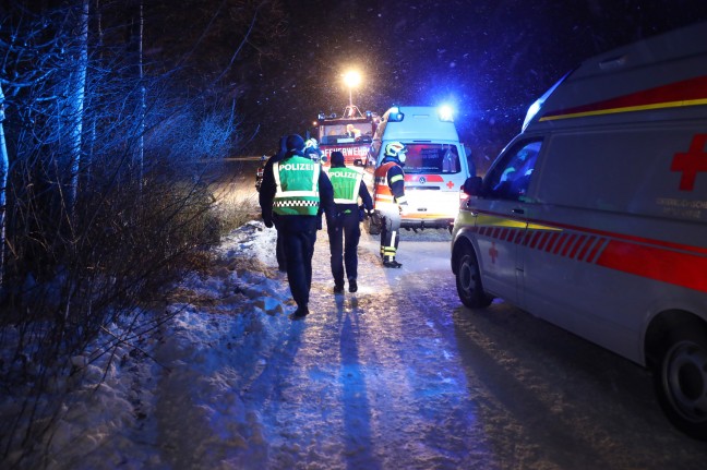 Auto im Bach: Mutter und Kinder überstehen Unfall auf schneeglatter Straße in Pettenbach fast unverletzt