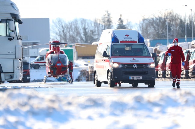 Notarzthubschrauber nach schwerem Arbeitsunfall in Eberstalzell im Einsatz