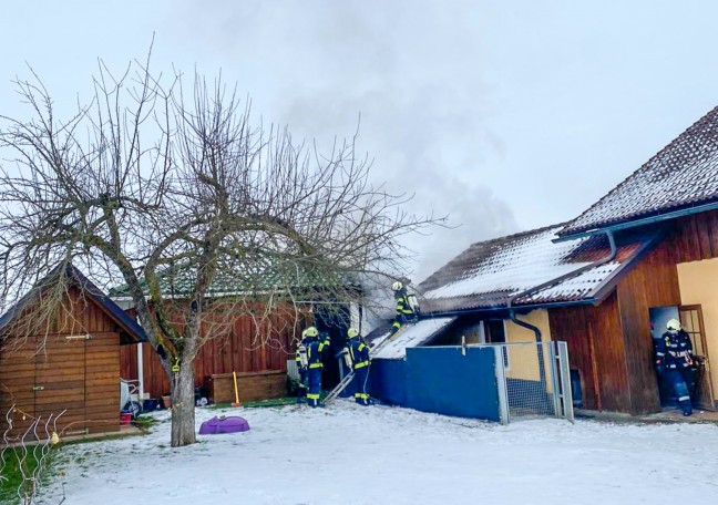 Neun Feuerwehren bei Brand eines Wohnhausanbaus in Obernberg am Inn im Einsatz