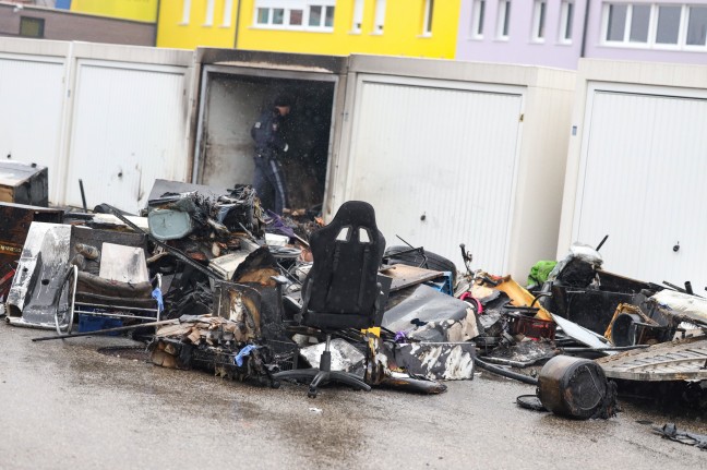 Brand einer Garage mit vielen gelagerten Gegenständen in Traun
