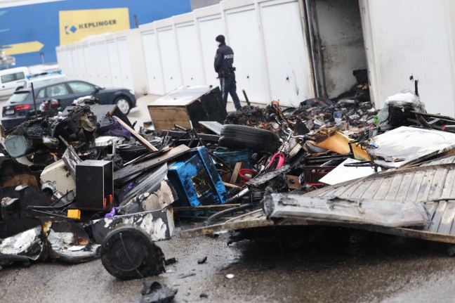 Brand einer Garage mit vielen gelagerten Gegenständen in Traun