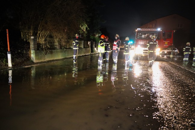 Überflutete Fahrbahn: Feuerwehr nach Tauwetter und starkem Regen in Krenglbach im Einsatz