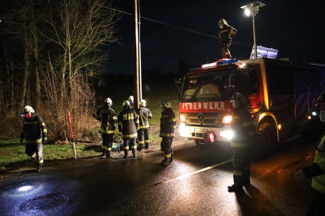 Überflutete Fahrbahn: Feuerwehr nach Tauwetter und starkem Regen in Krenglbach im Einsatz