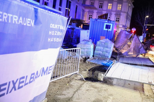 Sturmböen wehten Bauzaun in Wels-Innenstadt um - Feuerwehr sicherte die Baustelle wieder ab