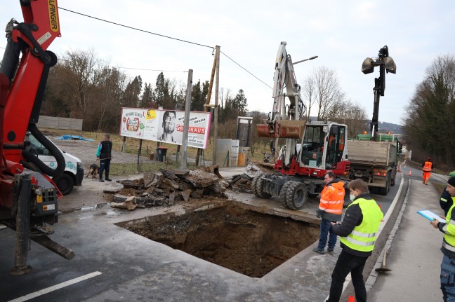 Rohrbruch der Hauptwasserleitung in Aschach an der Donau als Ursache für Straßensperre