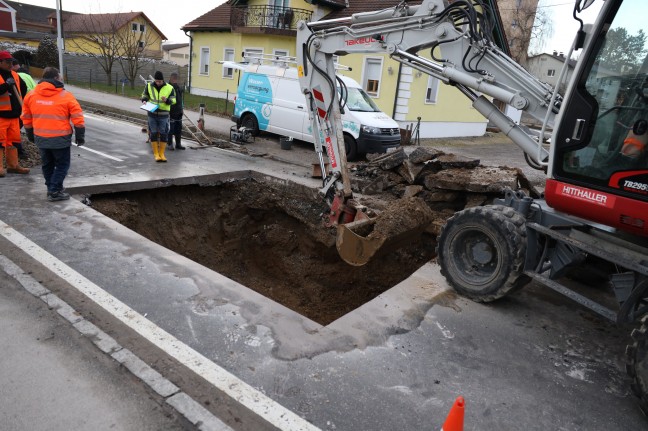 Rohrbruch der Hauptwasserleitung in Aschach an der Donau als Ursache für Straßensperre