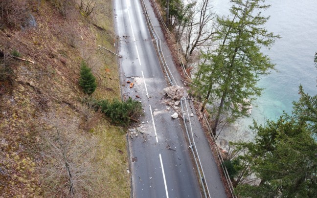 Gewaltiger Felssturz in Steinbach am Attersee verursachte schwere Schden an der Straeninfrastruktur