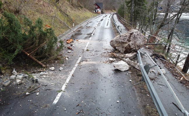 Gewaltiger Felssturz in Steinbach am Attersee verursachte schwere Schäden an der Straßeninfrastruktur