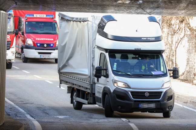 Durchfahrtshöhe 2,9 Meter: Klein-LKW steckte in Bahnunterführung in Attnang-Puchheim fest