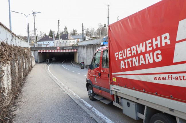 Durchfahrtshöhe 2,9 Meter: Klein-LKW steckte in Bahnunterführung in Attnang-Puchheim fest