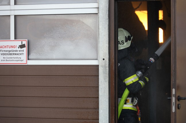 Drei Feuerwehren bei größerem Brand einer KFZ-Werkstätte in Sattledt im Einsatz