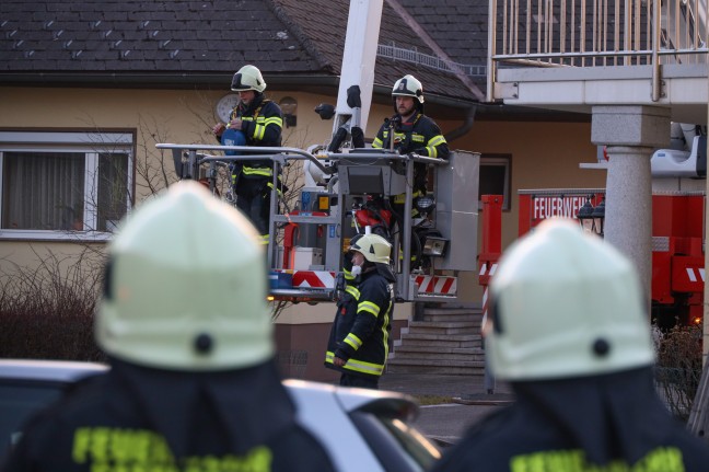 Drei Feuerwehren bei größerem Brand einer KFZ-Werkstätte in Sattledt im Einsatz