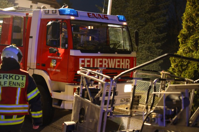 Ausgedehnter Küchenbrand in einem Wohnhaus in Enns sorgt für längeren Feuerwehreinsatz