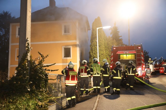 Ausgedehnter Küchenbrand in einem Wohnhaus in Enns sorgt für längeren Feuerwehreinsatz